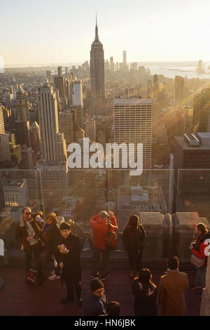 Blick von der Oberkante des Bodens Rock Anzeige am oberen Rand des Rockefeller Center, New York City Stockfoto