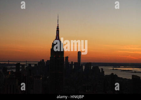 Blick auf das Empire State Building von der Oberkante des Bodens Rock Anzeige am oberen Rand des Rockefeller Center, New York City Stockfoto