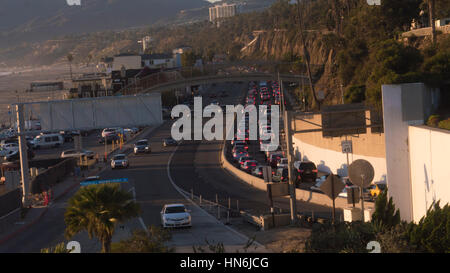 Verkehr an einem Abend, am Highway 1, in Santa Monica, Kalifornien, USA Stockfoto