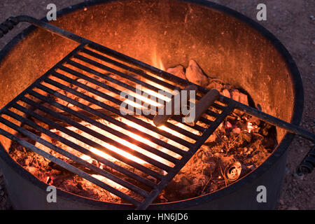 Vegane Würstchen braten in ein Lagerfeuer Stockfoto