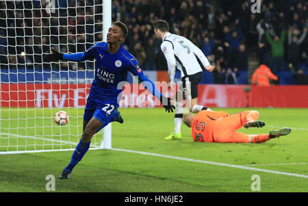 Leicester City Demarai Gray feiert Tor seine Seiten Dritter während der Emirate FA Cup, vierte Runde Replay-Match bei der King Power Stadium, Leicester. Stockfoto