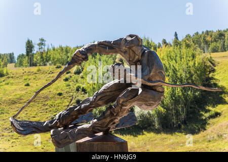 Vail, USA - 10. September 2015: Skulptur der Skirennläufer "The Edge" von Gail Folwell in Vail, Colorado USA. Stockfoto