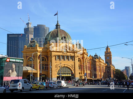 Melbourne, Australien - 14. Mai 2014: Historische Flinders Street Bahnhof Gebäude am Ufer des Yarra River im Herbst. Stockfoto