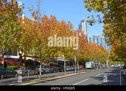 Melbourne, Australien - 14. Mai 2014: Lygon Street im Herbst - Heimat vieler Melbournes berühmten Restaurants, Cafés und Bars. Stockfoto