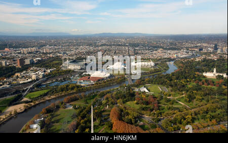 Aerial View of Melbourne östlichen Vororte einschließlich MCG, Rod Laver Arena und Yarra River. Stockfoto