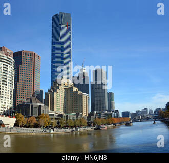 Melbourne, Australien - 14. Mai 2015: Südufer des Yarra River. Beliebt bei Einheimischen und Touristen für Restaurants, Bars und Cafés. Eureka Tower Stockfoto