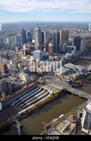 Luftaufnahme von Melbourne. Im Vordergrund steht der Yarra River & Flinders Street Station und im Hintergrund der CBD. Stockfoto