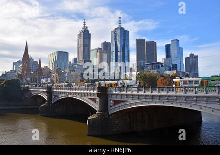 Melbourne, Australien - 14. Mai 2014: Melbourne City vom Südufer des Yarra River. Kreuzen Sie in den Vordergrund Straßenbahnen St Kilda Road bri Stockfoto