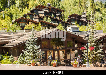 Vail, USA - 10. September 2015: Schweizer Stil verzierte Gebäude für Skilift in Vail, Colorado Stockfoto