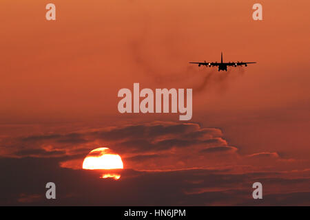 USAF MC-130 Hercules aus der 352. SOG an RAF Mildenhall und Landung aus dem Sonnenuntergang auf der Piste 11. Stockfoto