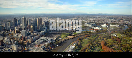 Melbourne, Australien - 14. Mai 2014: Aerial Panorama Blick von Melbourne City, Yarra River & Sportstadien einschließlich der Rod Laver Arena nach Hause von der