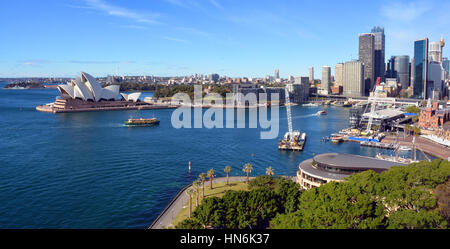 Sydney, Australien - 18. Juli 2014: Sydney Harbour, Circular Quay & Opernhaus Panorama vom oben auf der Harbour Bridge. Stockfoto