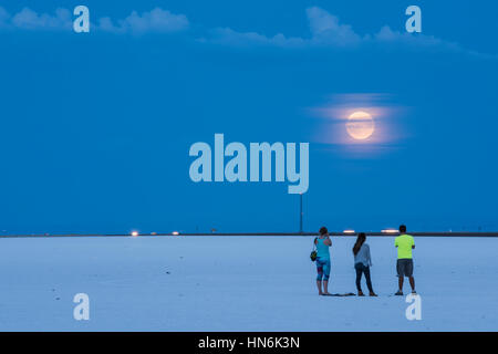 Tooele, USA – 29. August 2015: White Salinen mit drei Menschen und Autobahn, während Supermoon steigt Stockfoto