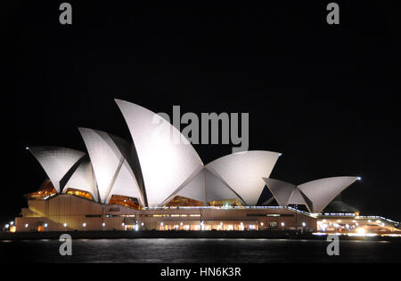 Sydney, Australien - 3. Juli 2011: Sydney Opera House erstaunlich segelt Dach nachts beleuchtet. Stockfoto