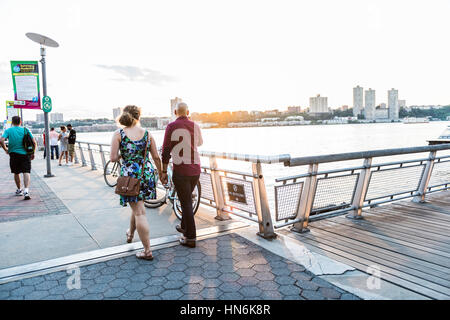 New York, USA – 18. Juni 2016: ein paar hinunter die Promenade am Fluss Park Pier 1 in New York City mit Blick von New Jersey Stockfoto