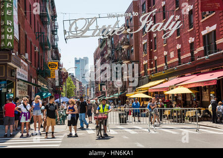 New York, USA – 18. Juni 2016: Belebte Straße mit Fußgängern in Little Italy mit einem Willkommensschild in New York City Stockfoto