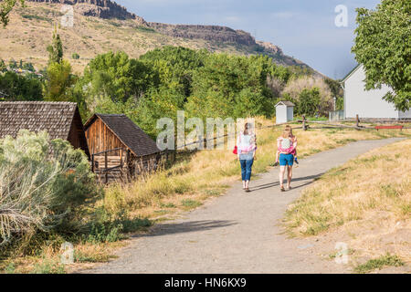 Golden, USA – 14. September 2015: Zwei Mütter mit Kindern zu Fuß auf den Weg in die Scheune durch Schluchten Stockfoto