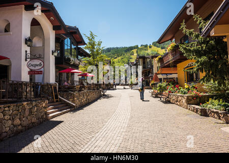 Vail, USA - 10. September 2015: Straße im Schweizer Stil Resort Stadt of Colorado mit Menschen Stockfoto