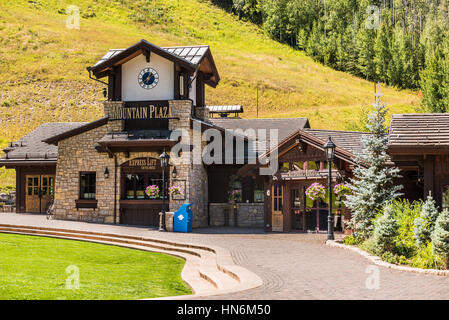 Vail, USA - 10. September 2015: Schweizer Stil verzierte Gebäude für Skilift in Colorado Stockfoto