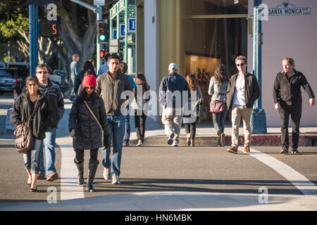 Los Angeles, USA - 25. Dezember 2015: Fußgänger überqueren die berühmten Santa Monica Boulevard im Winter mit Mäntel gebündelt Stockfoto