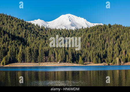 Blick auf die schneebedeckten Gipfel des Mount Shasta mit alpinen Wald am Berg Siskiyou See Stockfoto