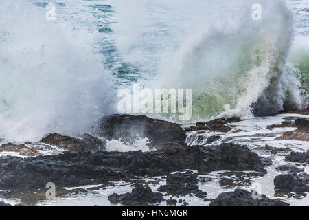 Thors Brunnenwasser spritzt gegen Ursuppe in Cape Perpetua in Ruhestand Oregon Stockfoto