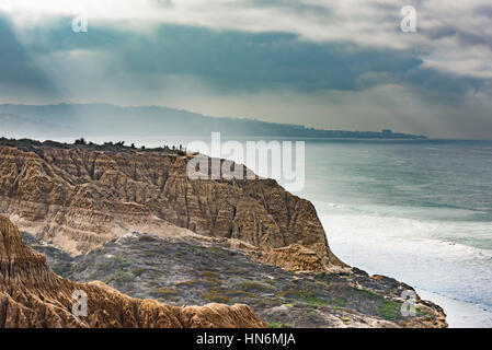 Torrey Pines Klippe im Pazifischen Ozean in San Diego Kalifornien bewölkt mit Sonne und Nebel Stockfoto