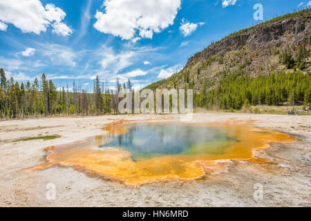 Smaragd Frühling im schwarzen Sand-Becken im Yellowstone National Park mit orangenen und blauen Farben Stockfoto