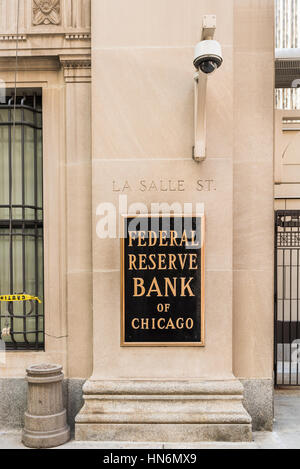 Chicago, USA - 30. Mai 2016: Federal Reserve Zeichen, Logo und Text mit LaSalle street Stockfoto