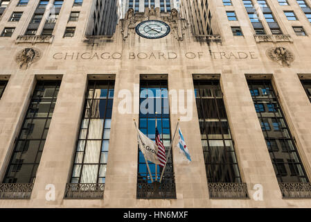 Chicago, USA - 30. Mai 2016: Nahaufnahme des Board Of Trade Building entlang der LaSalle Street in Illinois mit einer Uhr, zwei Sekretärinnen und ein Adler-Skulptur Stockfoto