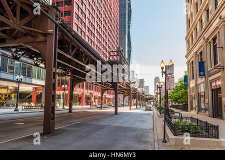 Chicago, USA - 30. Mai 2016: Downtown Street mit CTA-Bahn-u-Bahn-Linie Stockfoto