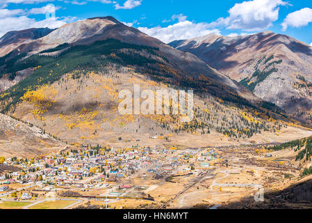 Luftaufnahme von Silverton, Colorado im Herbst mit Kohlezug und Rauch mit Bergen und gelbe Espe Bäume im Herbst und Wolken Schatten Stockfoto