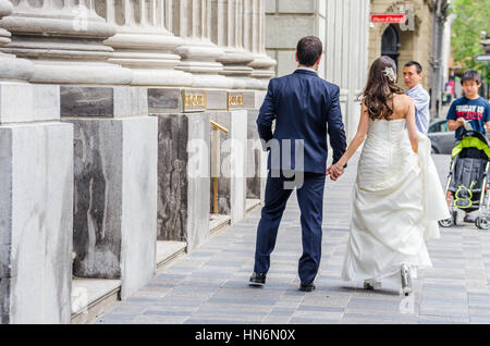 Montreal, Kanada - 26. Juli 2014: Paar in Hochzeitskleidung auf Innenstadt Straße Hand in Hand Stockfoto