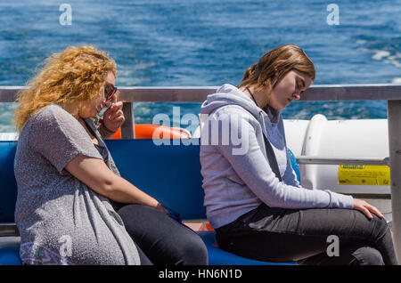 Kingston, Kanada - 24. Juli 2014: Zwei Frauen schlafen auf Boot im Ozean Stockfoto