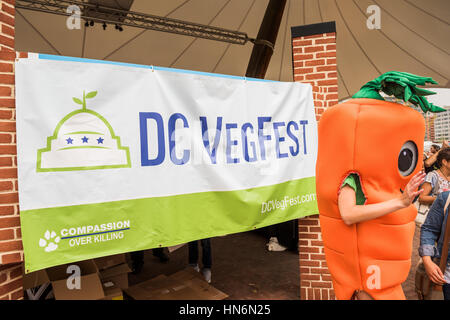 Washington DC, USA - 24. September 2016: VegFest Vegan Vegetarier-Festivals und Mitgefühl über Tötung Zeichen mit Karotten-Kostüm Stockfoto