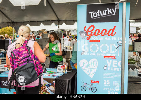 Washington DC, USA - 24. September 2016: Tofurky Booth und Schild am VegFest Vegan Vegetarier-Festivals mit Frau Proben von Lebensmitteln Stockfoto