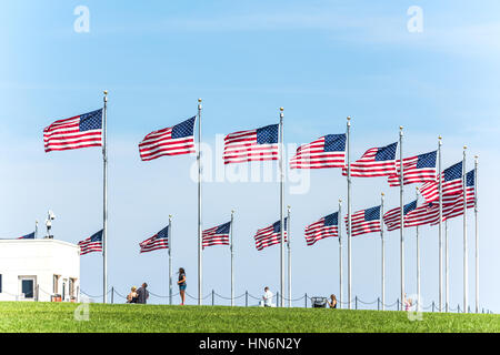 Washington D.C., USA - 27. August 2016: Zeile des amerikanischen Flaggen mit dem Denkmal an der national Mall mit Menschen Stockfoto