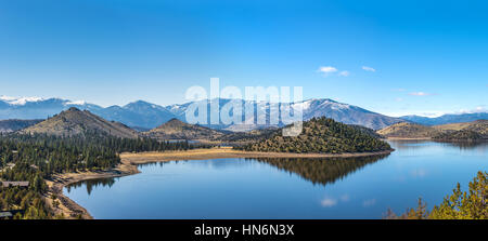 Panorama von Valley Reservoir See Firmen von Mount Shasta in Nordkalifornien Stockfoto
