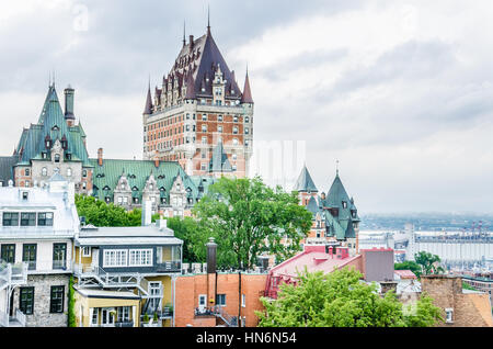 Quebec Stadt, Kanada - 27. Juli 2014: Anzeigen der alten Stadthäuser auf Hügel mit Fairmont Le Château Frontenac in Downtown und Heiliges Lawrence Fluß Stockfoto