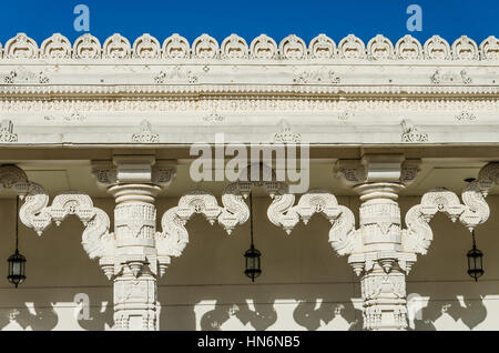 Detaillierten Ornament an der Wand einen Hindu-Tempel mit Säulen. Stockfoto