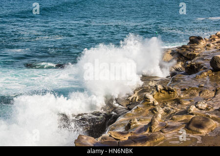 Brechenden Wellen an La Jolla Cove steinigen Strand in San Diego Stockfoto