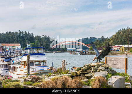 La Conner, USA - 21. April 2016: Berühmte Brücke mit Booten und Waterfront Wasserstraße Bucht Swinomish Channel im historischen Dorf im US-Bundesstaat Washington Stockfoto