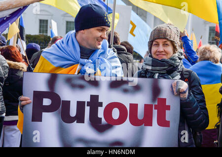 Washington DC, USA - 6. März 2014: Mann und Frau mit Vladimir Putin Schild besagt bandendie während der ukrainischen protestieren mit Fahnen von White House Stockfoto