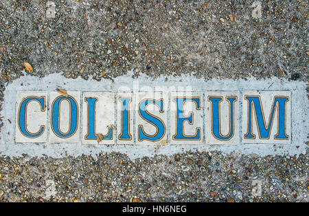 Gedämpfte blau Kolosseum-Word-Text auf Boden Fliesen von asphalt Stockfoto
