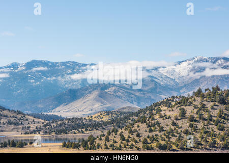 Wolken auf Bergen im Tal des Mount Shasta in Nordkalifornien mit Kiefern auf Hügeln Stockfoto