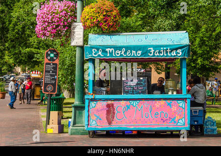 Santa Fe, USA - 30. Juli 2015: Bunte rosa und blauen mexikanischen El Molero Fajitas essen Stand in der Innenstadt von Stockfoto