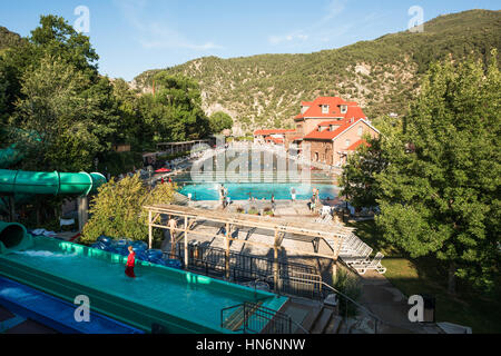 Glenwood Springs, USA – 7. September 2015: Menschen Baden in heißen Quellen-Freibad mit Wasserrutsche Stockfoto