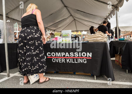 Washington DC, USA - 24. September 2016: VegFest Vegan Vegetarier-Festivals und Mitgefühl über Tötung Stand mit Frau stehend Stockfoto