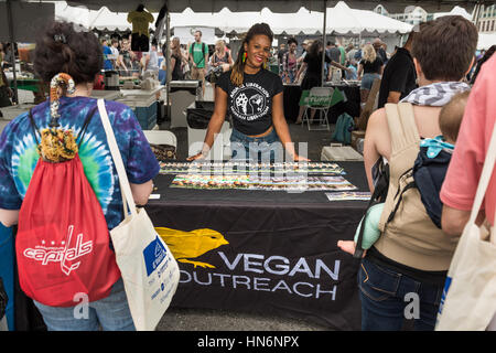 Washington DC, USA - 24. September 2016: VegFest Vegan Vegetarier-Festivals und Vegan Outreach Stand mit Frau stehend Stockfoto