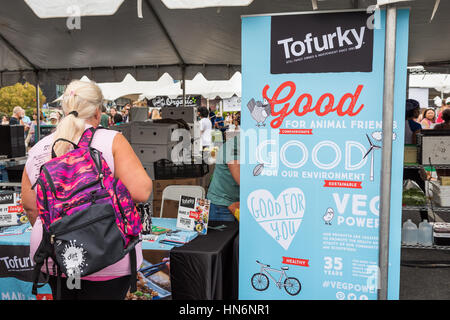 Washington DC, USA - 24. September 2016: Tofurky Booth und Schild am VegFest Vegan Vegetarier-Festivals mit Frau Proben von Lebensmitteln Stockfoto